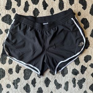 The North Face Dolphin Hem Lightweight Shorts With Built-In UnderwearSize L